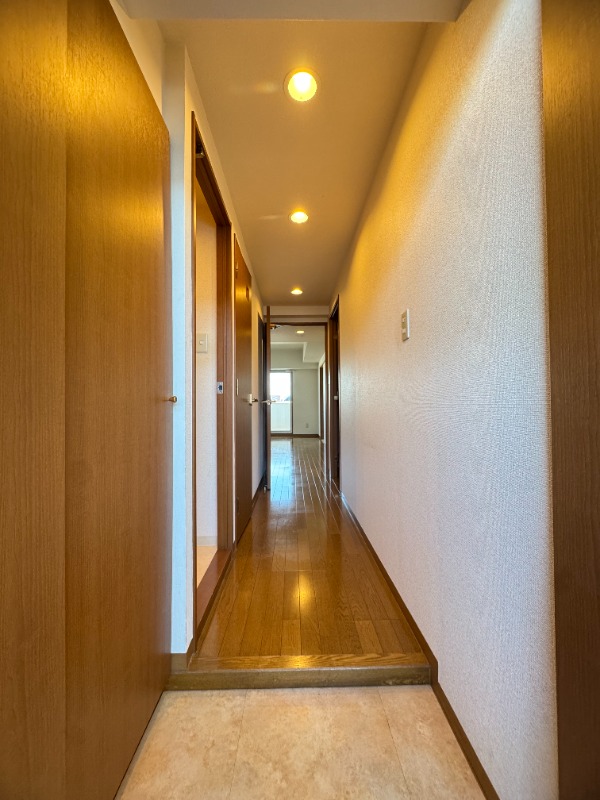 玄関　居室、リビング