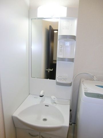 洗面設備　朝の支度に嬉しいシャワー付洗面台