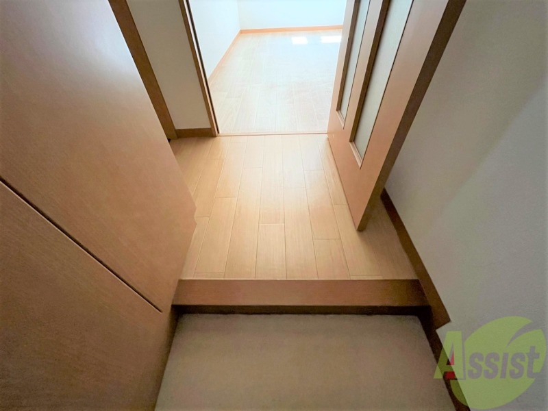 玄関　玄関の様子です。左側にシューズボックスがあります！