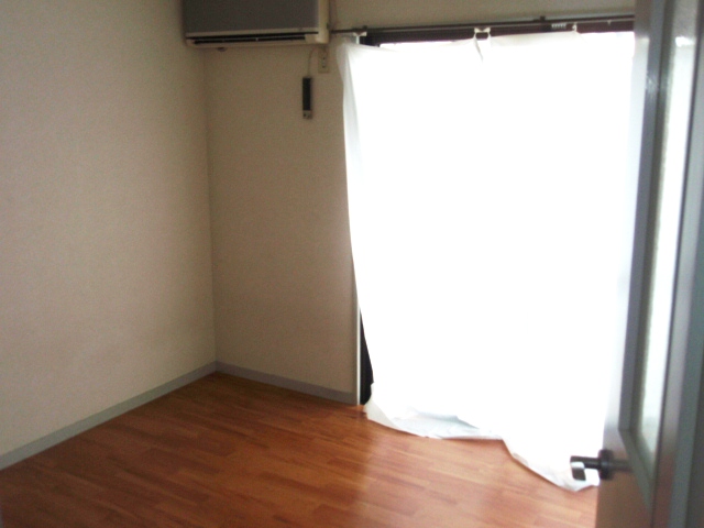 居室・リビング　同物件別号室