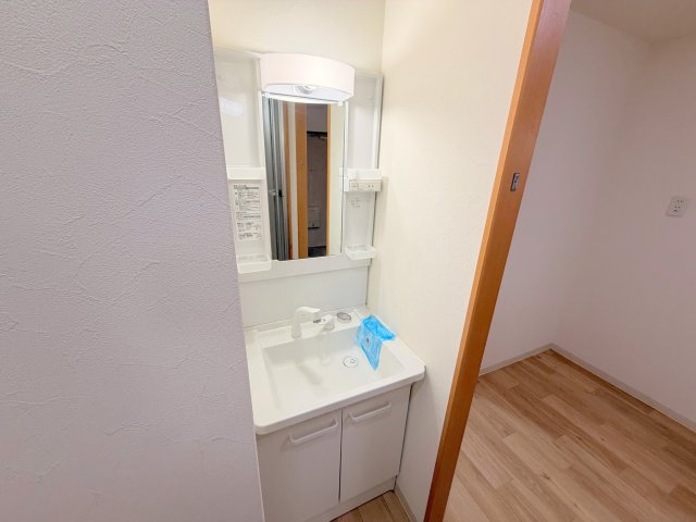 洗面設備　身支度が出来る独立洗面台です。