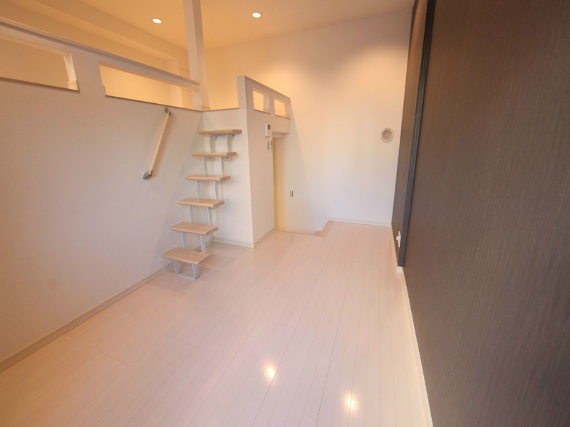 居室・リビング　洋室6.3帖　上階ロフト5.6帖（収納でも部屋でも使えます）