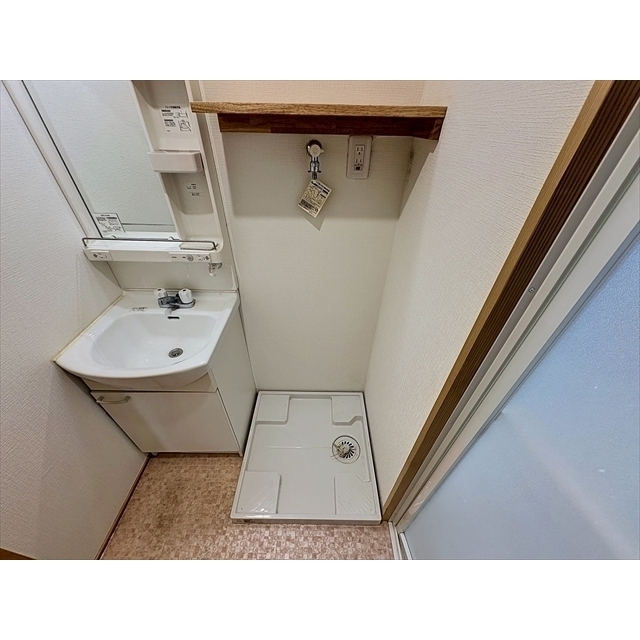 その他　上に棚のある洗濯機置き場