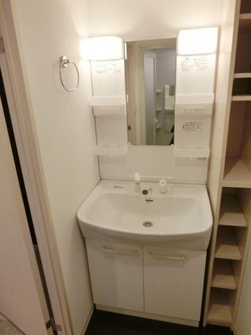 洗面設備　朝の支度に嬉しいシャワー付洗面所