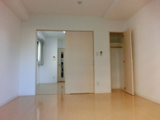 その他部屋・スペース　バルコニー側より見た室内