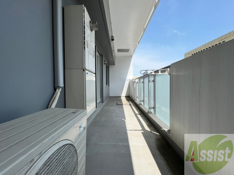 バルコニー　バルコニーは幅があり、広い印象を受けました。