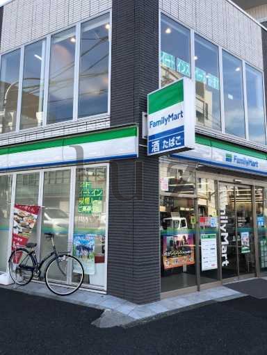コンビニ　ファミリーマート 横浜西神奈川三丁目店（コンビニ）まで235m