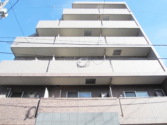 建物外観　日が当たっているのがよくわかります。