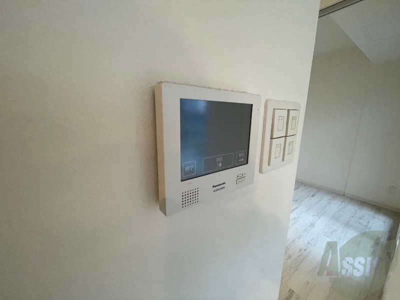 バルコニー　ＴＶモニター付インターホンです。来客者の顔が見えるので安心！