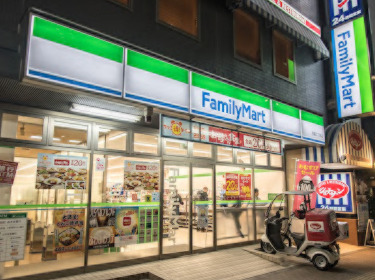 コンビニ　ファミリーマート 月島二丁目店（コンビニ）まで387m