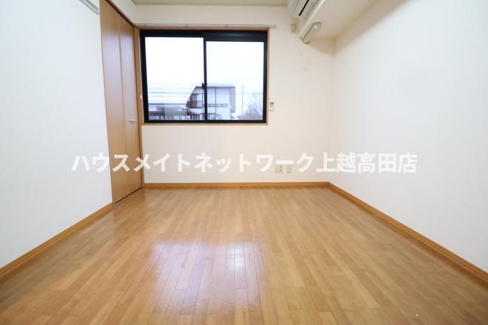 居室・リビング　洋室（参考同型103号室室内写真）