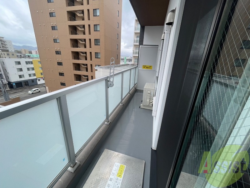 バルコニー　バルコニー。洗濯物がはかどりそうな広さがありますよ。