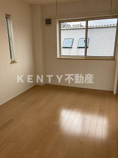 その他部屋・スペース　開放的な寝室です