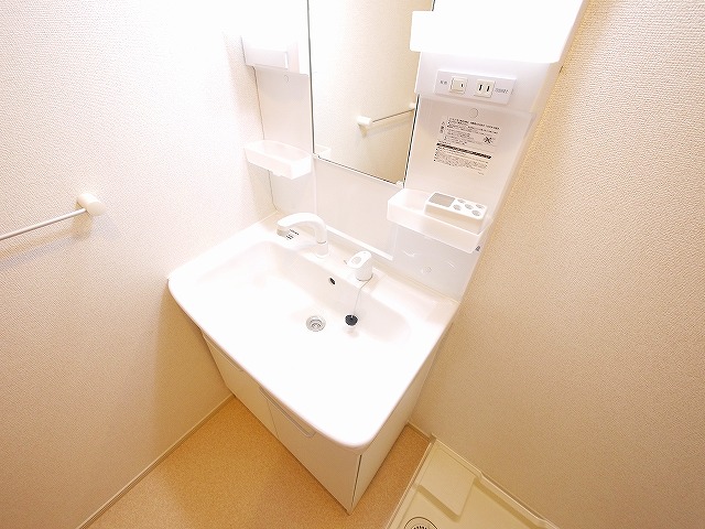 洗面設備　独立洗面台あり、毎朝おしゃれに忙しい女性の方におすすめです