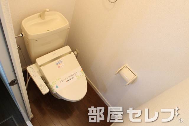 トイレ　温水洗浄便座付いてますよ。