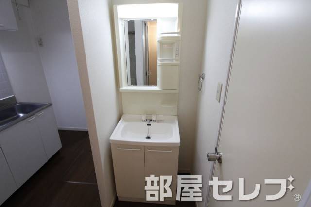洗面設備　清潔感のある独立洗面所。