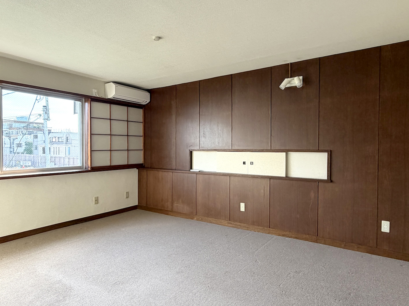 その他部屋・スペース　二面採光の主寝室。壁には木板が貼られヴィンテージらしい雰囲気