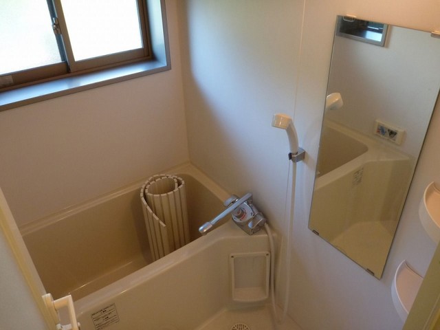 バス・シャワールーム　換気窓付きのバスルーム
