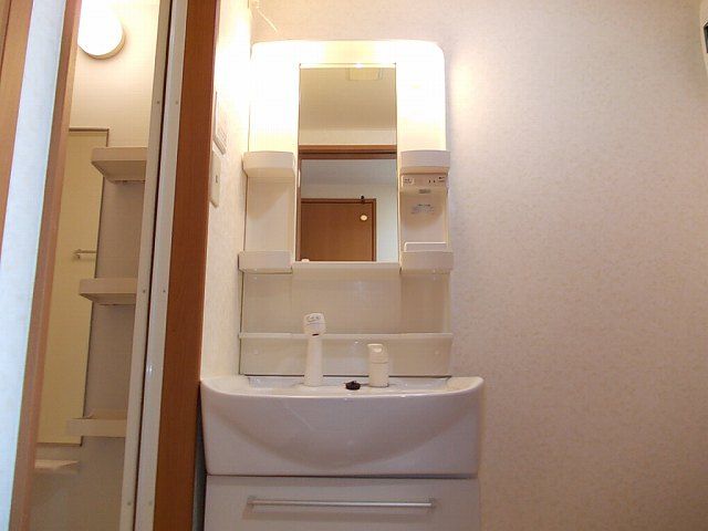 洗面設備　明るい洗面所です