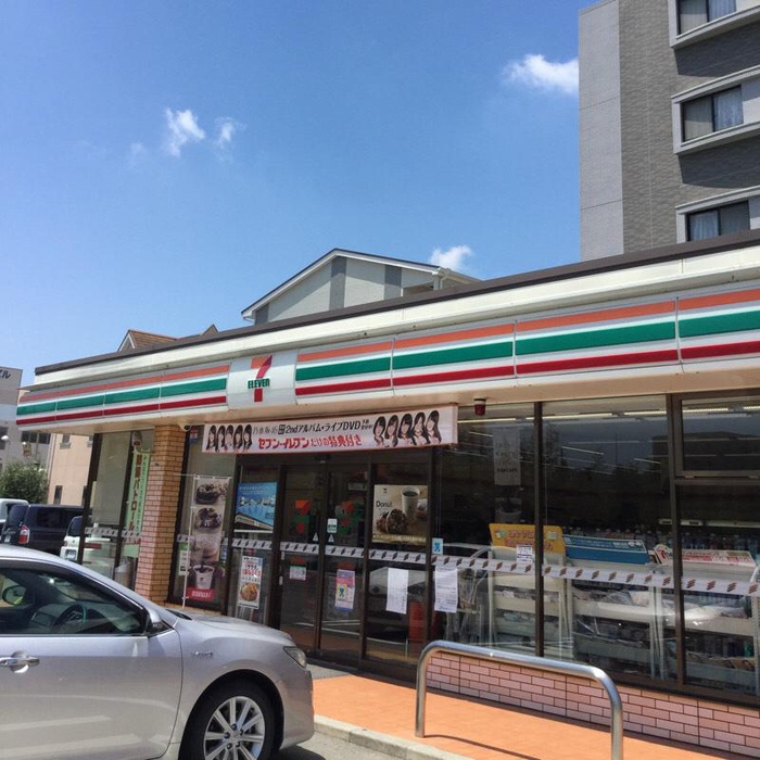 コンビニ　セブンイレブン（コンビニ）まで300m