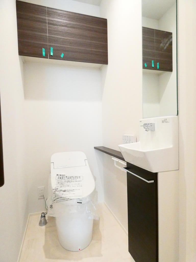 トイレ　温水洗浄多機能便座・トイレカウンター・手洗い