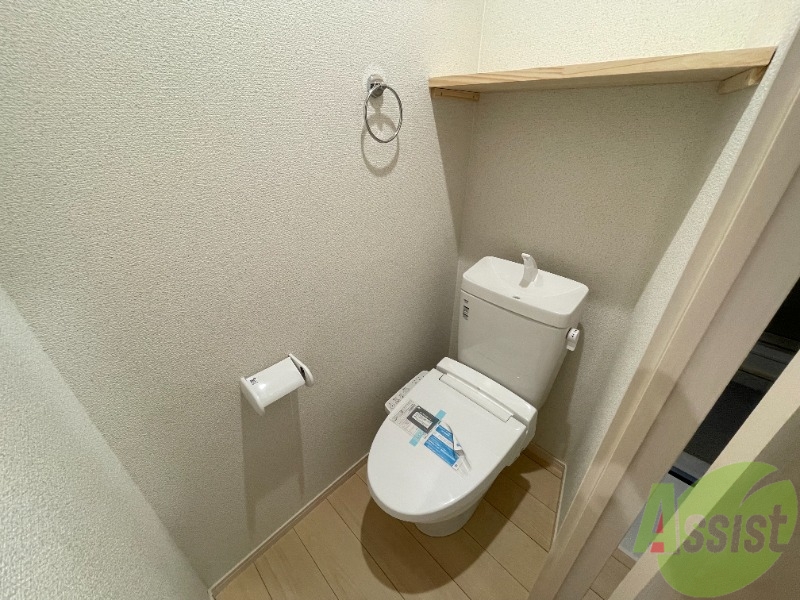 トイレ　トレイは嬉しい温水洗浄便座付きとなっております。