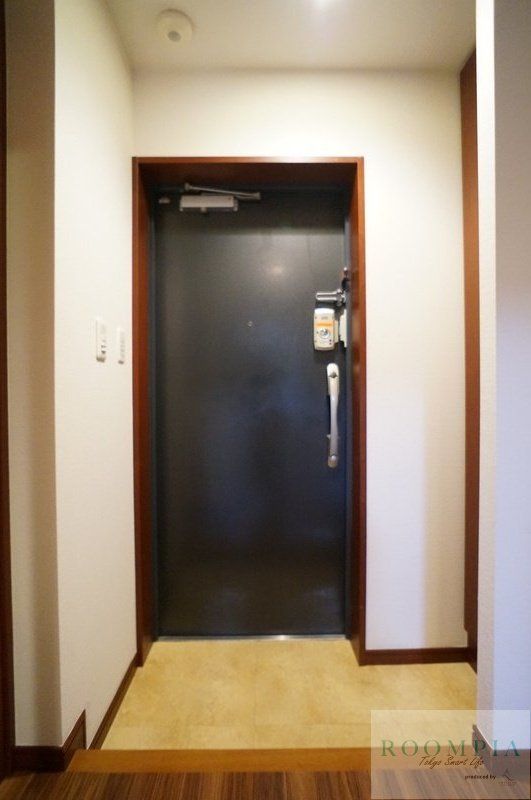 玄関　※同タイプの別のお部屋です。