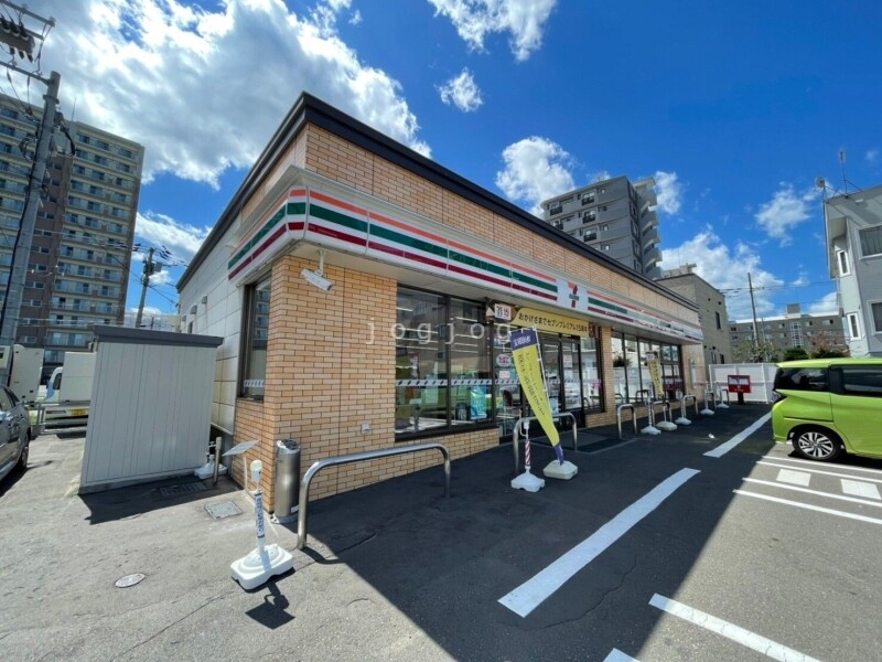 コンビニ　セブン-イレブン 札幌平岸１条環状通店（コンビニ）まで141m