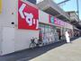 ドラックストア　スギ薬局小阪駅東店（ドラッグストア）まで422m