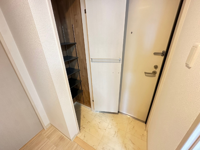 玄関　鏡も標準装備のお風呂です。