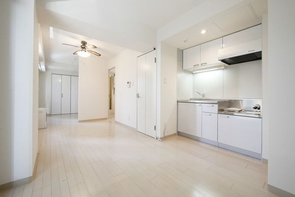 居室・リビング　大きな窓があり明るいお部屋です♪