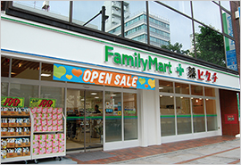 コンビニ　ファミリーマート（コンビニ）まで70m