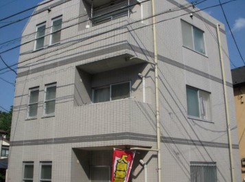 建物外観　鉄筋コンクリート造のがっちりとした建物。