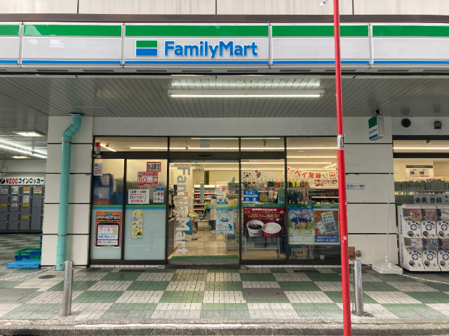 コンビニ　ファミリーマート西葛西メトロ店（コンビニ）まで205m