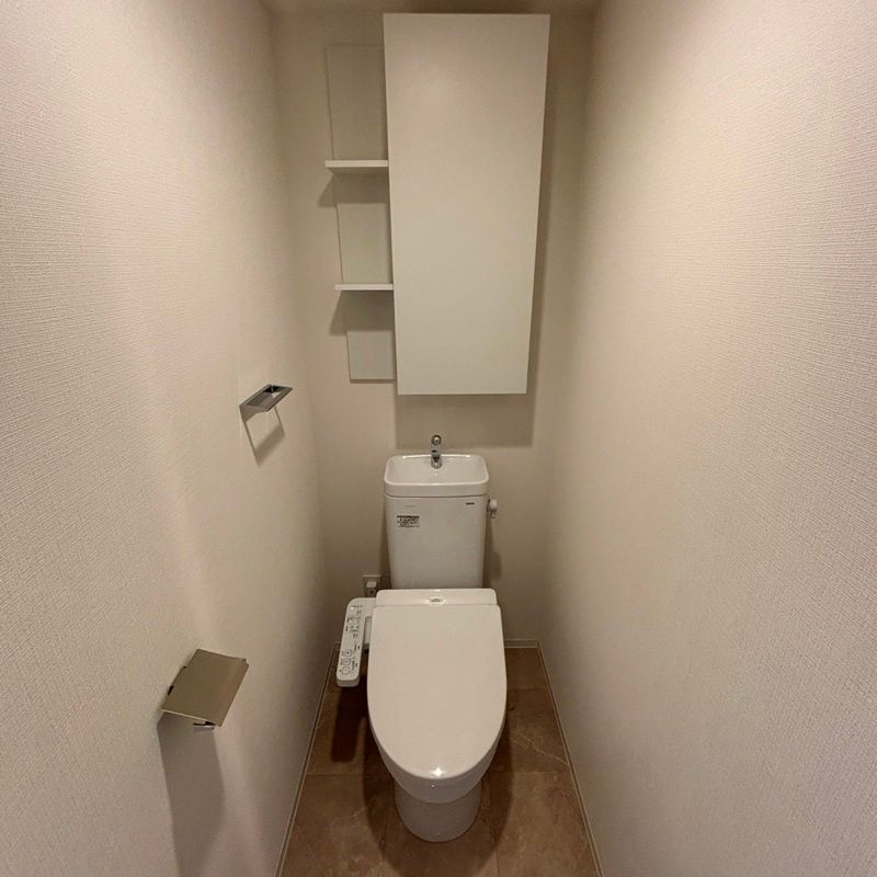 トイレ　落ち着いた色調のトイレです