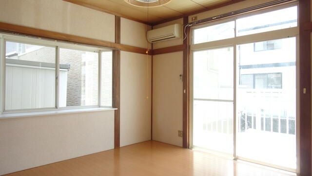 ホームユニバース泉崎Iの居間写真