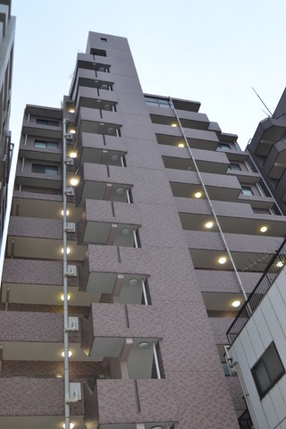 建物外観　北側（明治通り側）より。