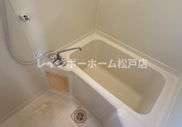 バス・シャワールーム　コンパクトで使いやすいお風呂です