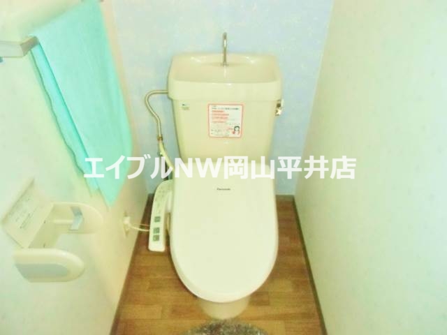 トイレ　上にはトイレットペーパーなど用品がおけます