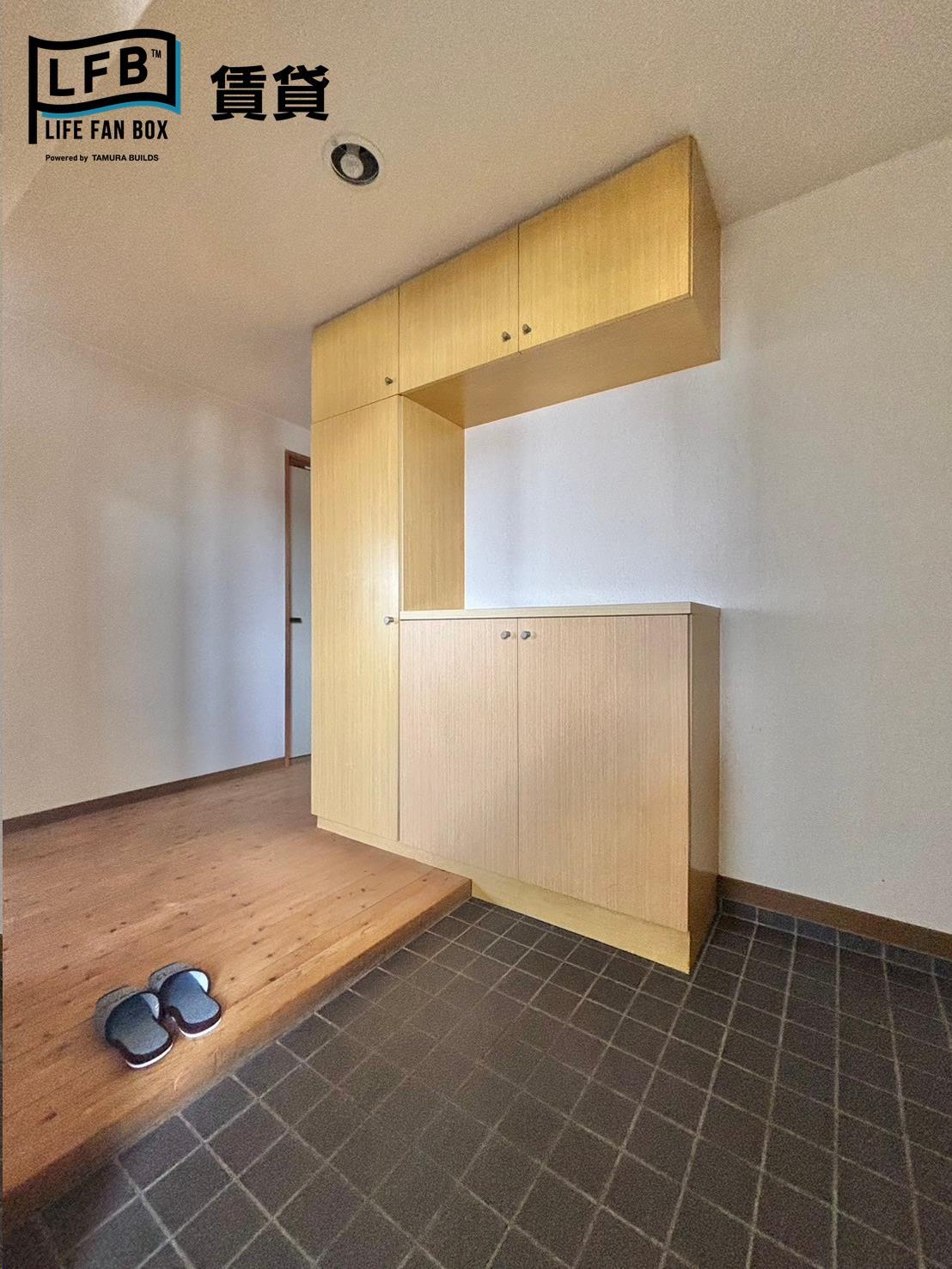 玄関　※同間取り201号室の室内写真です。壁紙や床の色、仕様が異な