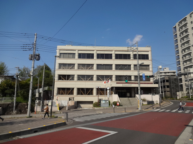 図書館　狭山市立中央図書館（図書館）まで498m