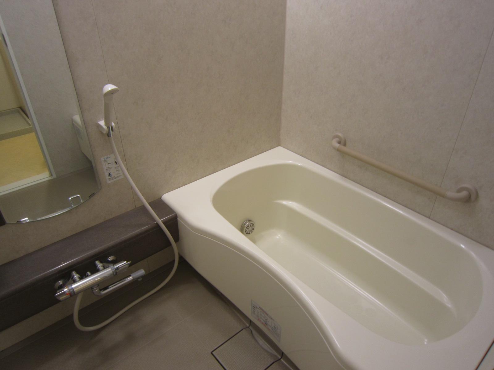 バス・シャワールーム　使いやすい広さの浴室です。