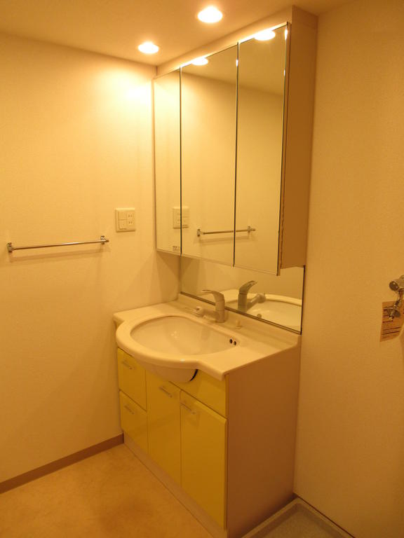 洗面設備　ゆったり広々とした洗面所です。