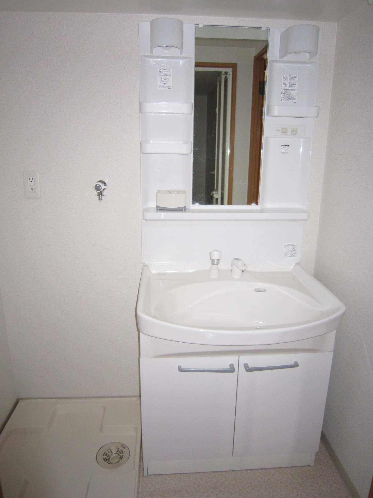 洗面設備　反転タイプのお部屋の参考写真になります。