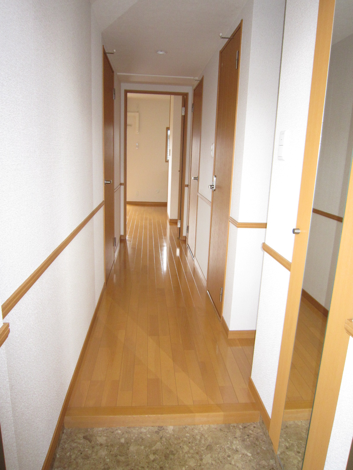玄関　反転タイプのお部屋の参考写真になります。