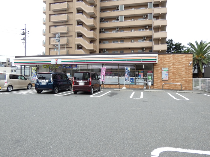 コンビニ　セブンイレブン宇部東新川店（コンビニ）まで379m