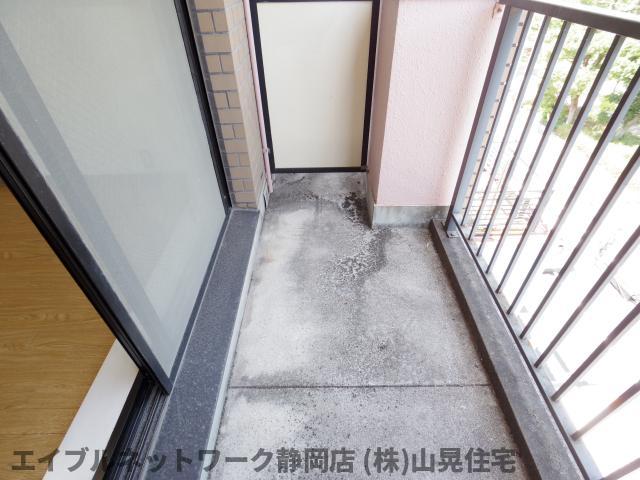 バルコニー　暖かな日差しのふりそそぐバルコニー