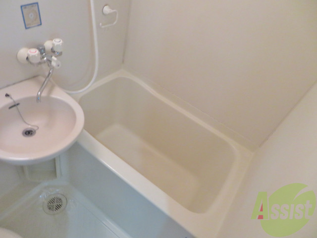 バス・シャワールーム　お風呂はこちらのユニットバスになりますねー。