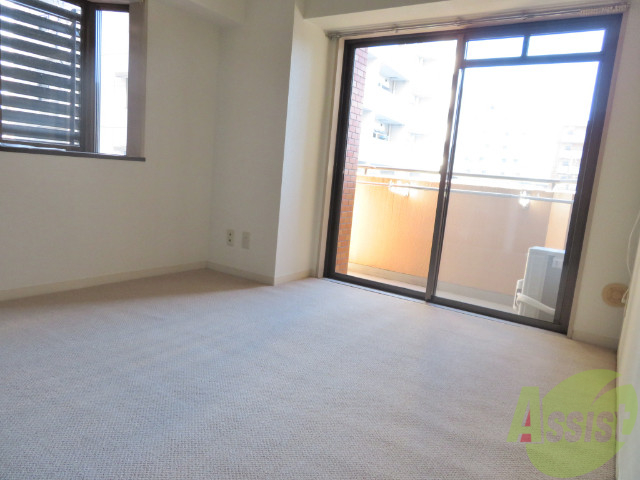 その他部屋・スペース　こちらはカーペットの６帖のお部屋になります