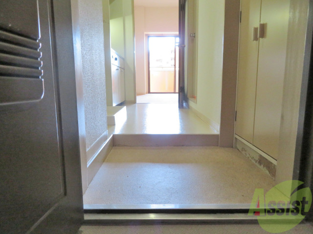 玄関　玄関からの目線はこんな感じになりますねー。